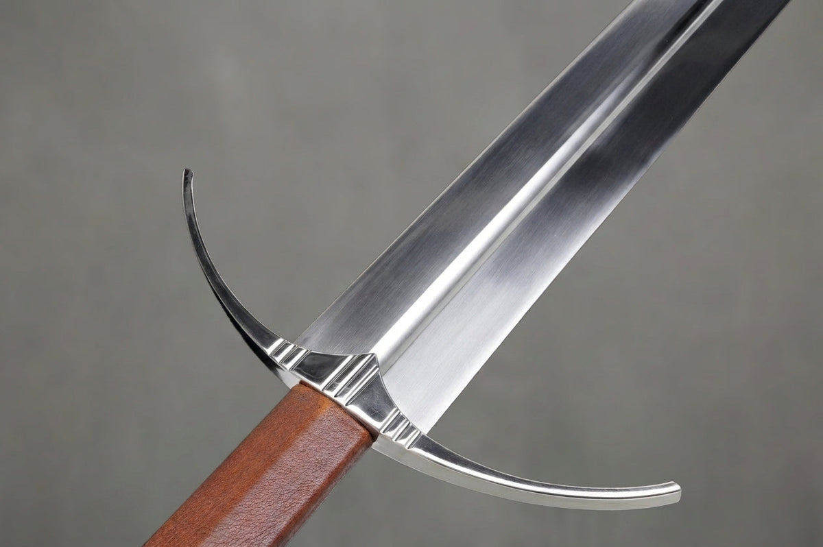 Épée Longue Crownforged : garde croisée en acier et fluted ricasso block avec poignée en cuir marron au-dessus de wide lame polie sur fond gris