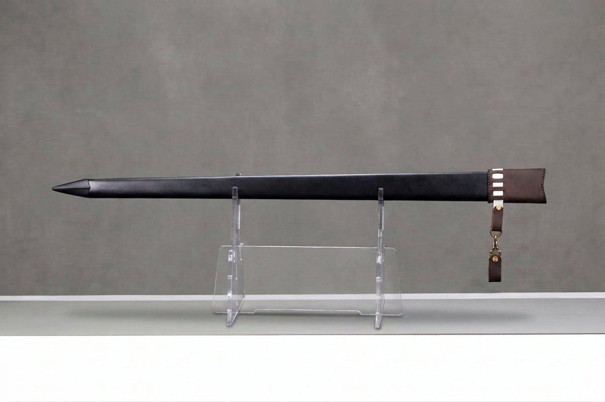 Épée Longue Nightwhisper : fourreau en cuir noir avec pointe en acier et sangle de suspension marron sur fond de béton gris
